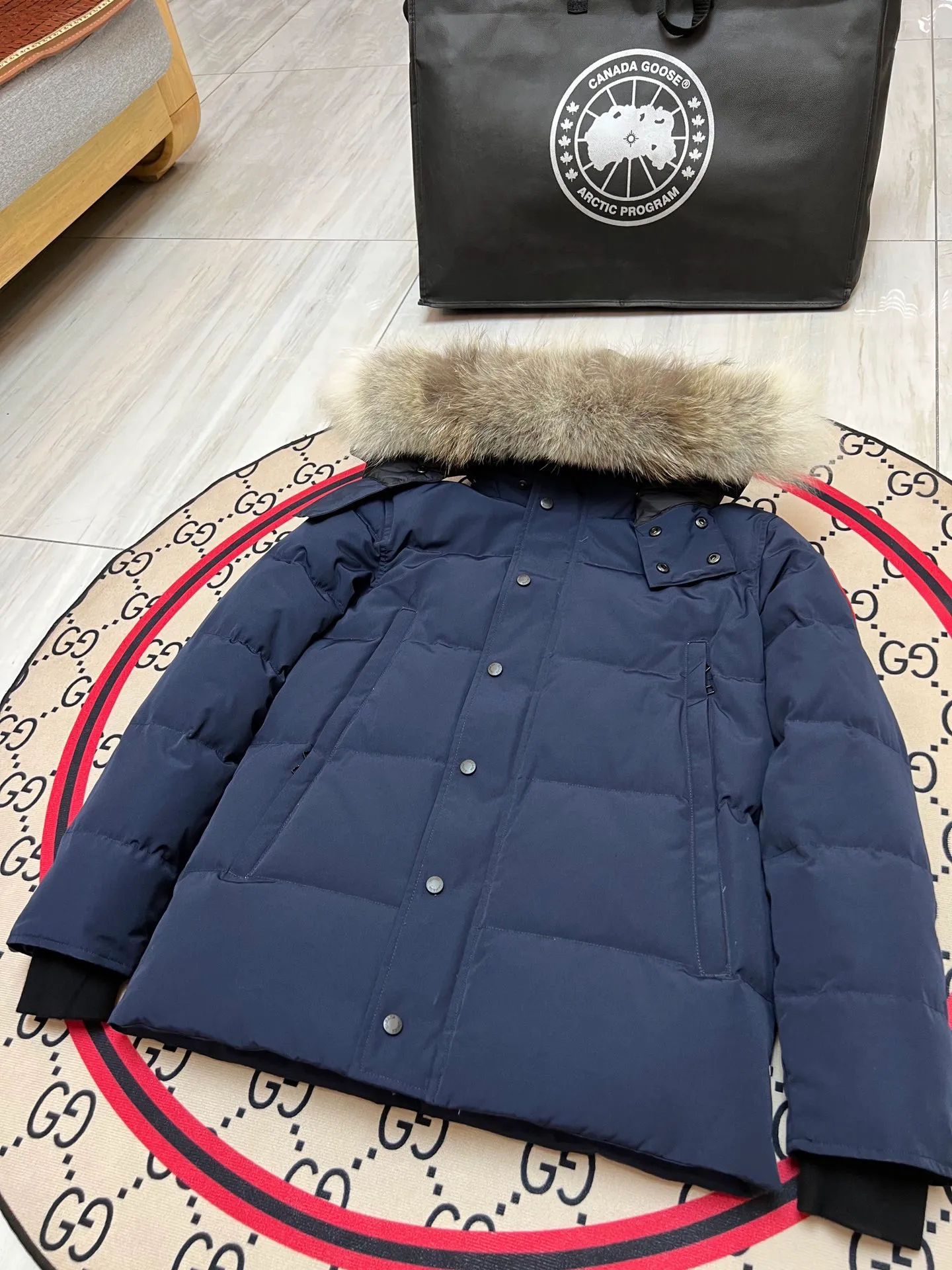 P800 Canada Goose Wyndham Parka has 29 styles for men and women. The hood and fur collar are detachable. My personal favorite is simple and elegant. It is clean and tidy. All Arctic and Antarctic scientific expedition teams choose Canada Goose as their cold wear. It is the Rolls-Royce of down jackets. ➖ Industry-leading anti-counterfeiting chip sensing. ➖ Imported Behringer embroidery machines and customized embroidery labels, the highest level and industry leading. ➖ Imported Korean 21-count polyester-cotton blended original fabric, TC85 waterproof coated fabric, water-repellent, windproof and wear-resistant. ➖ The new national standard 80 white duck down is filled with an average of 520 grams of down. The amount of down filled is industry-leading. ➖ 100% nylon lining with double double-layer sealing design to prevent velvet running, and seamless thread design on the cuffs! ➖ Western Canadian Green Wolf Collar. ➖ Yoshida YKK provides original factory-customized electroplated sliders. YKK two-way lockable zippers are tight and smooth and do not peel off paint. ➖ 3M composite Velcro is durable and the accessories and hardware are all custom-made. Note: Our copywriting is only simple and clear. Instead of bragging about the copywriting, it is better to compare and understand with samples. Only for the purest goose, the most dedicated, the most professional, the highest quality, the highest cost performance! SIZE:S-XXL [With size chart]